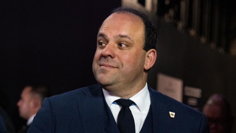 Abogados de Trump examinan a un asesor por intentar obtener beneficios financieros, según informantes.