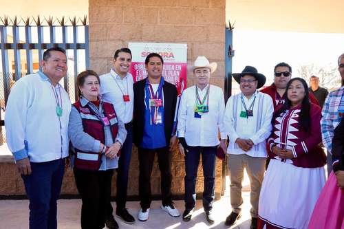 Alfonso Durazo lidera la apertura de un centro educativo en Punta Chueca.