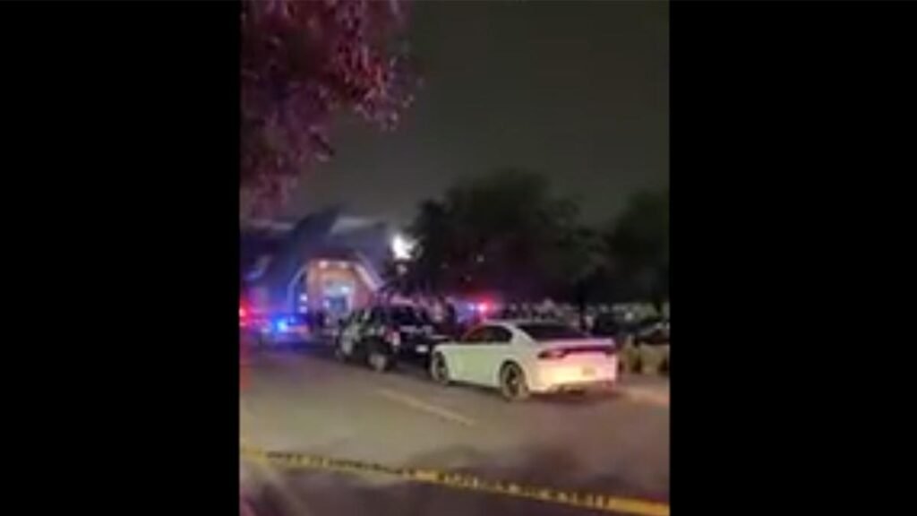 Asesinan a dos hombres mientras esperaban en el estacionamiento de un centro comercial