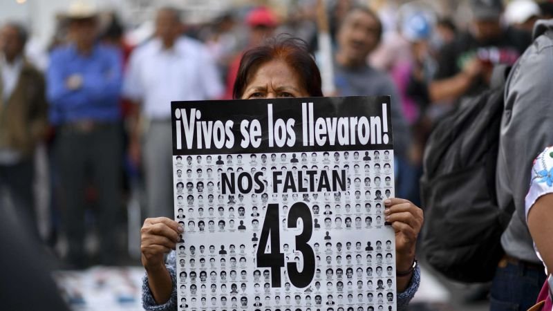 Claudia Sheinbaum dialoga por primera vez con los padres de los 43 estudiantes de Ayotzinapa tras su reunión con López Obrador