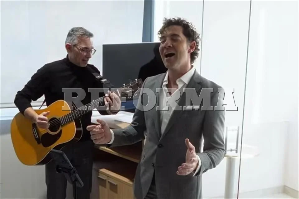 David Bisbal lleva su música a un hospital en Nochebuena