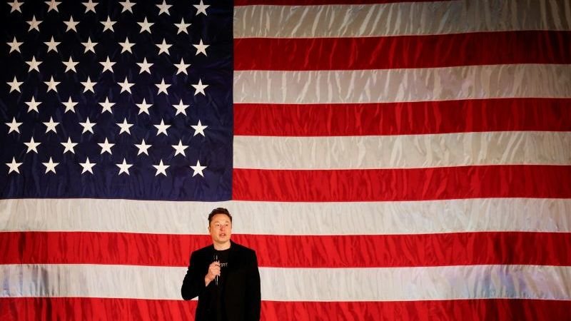 Elon Musk revela los nombres de empleados gubernamentales que planea despedir, causando alarma entre los trabajadores federales.