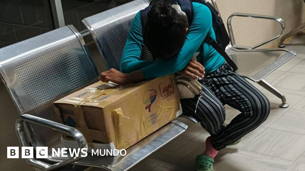 La conmovedora imagen de una madre recibiendo el cuerpo de su bebé en una caja de cartón: una reflexión sobre la crisis sanitaria en Ecuador