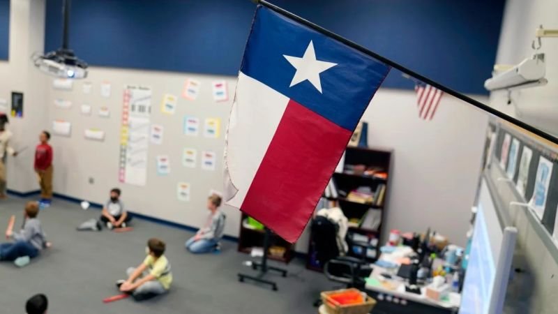 La junta educativa de Texas da luz verde a un currículo opcional que incluye enseñanzas bíblicas.