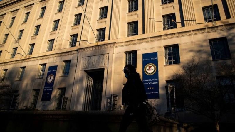 La transición de Trump establece un pacto con el Departamento de Justicia que facilita al FBI verificar los antecedentes de sus seleccionados.