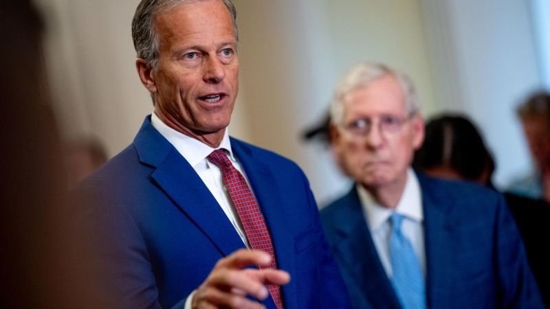 Seleccionan al republicano John Thune como nuevo jefe de la mayoría en el Senado.
