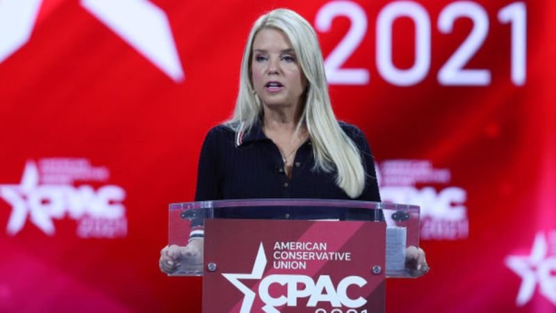 Trump elige a Pam Bondi como su candidata para secretaria de Justicia tras la negativa de Gaetz a aceptar el puesto.