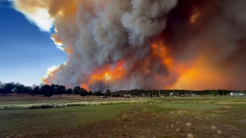 Una densa columna de humo oscurece el cielo de Ruidoso debido a los devastadores incendios en la reserva apache