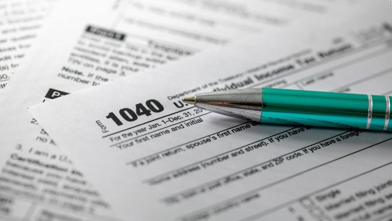 ¿Quién está exento de declarar impuestos en EE.UU. y qué ingresos se consideran?