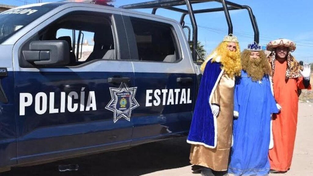 Policías de Coahuila y Durango regalan juguetes en el Día de Reyes Magos