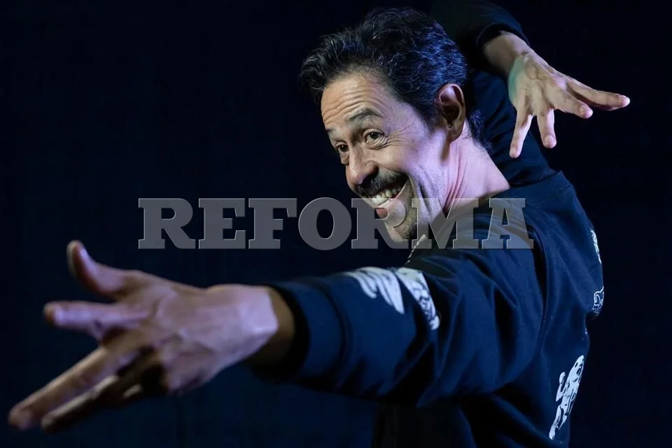 Derrocha carisma y talento en su nueva etapa como solista en el mundo del meme