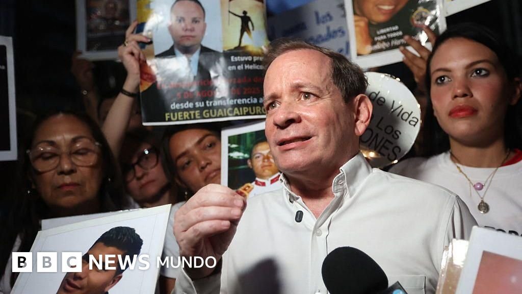 El opositor venezolano Juan Pablo Guanipa es trasladado a su hogar para cumplir con arresto domiciliario.