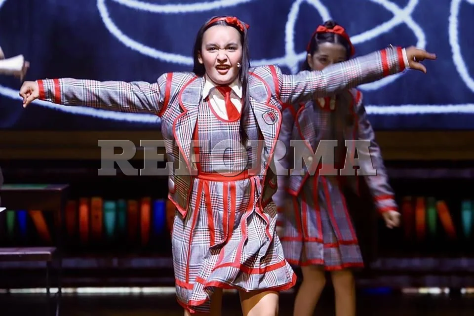 Alejandro Gou celebra el talento de su hija en la obra 'Matilda'