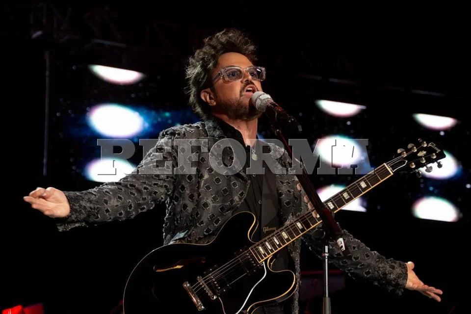 Aleks Syntek celebra 35 años de carrera en un espectáculo vibrante