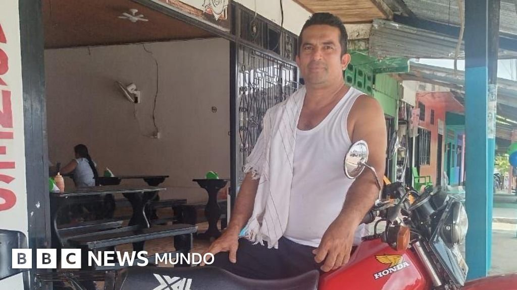 Dos jóvenes heridos salieron entre sangre. Encendí la moto y les dije: 'Yo los llevo a un lugar seguro'": la historia del carnicero que salvó a los soldados tras el accidente aéreo en Colombia.