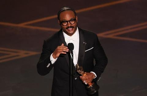 Sean Penn se lleva el galardón a mejor actor de reparto y "Pecadores" consigue su primer Oscar de la noche.