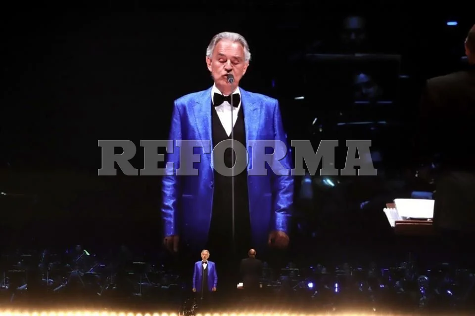 Andrea Bocelli conquista a 130,000 en el Zócalo