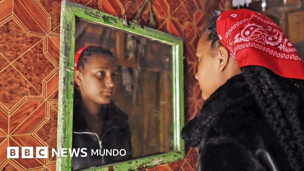 "Me informaron que mi padre había fallecido": los hijos de soldados británicos nacidos cerca de una base militar revelan la verdad sobre sus padres.
