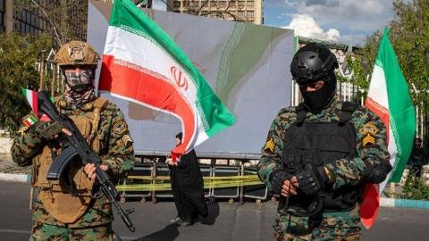 Te explicamos cómo EE.UU. e Irán llegaron a un pacto para un alto al fuego y la reactivación del estrecho de Ormuz.