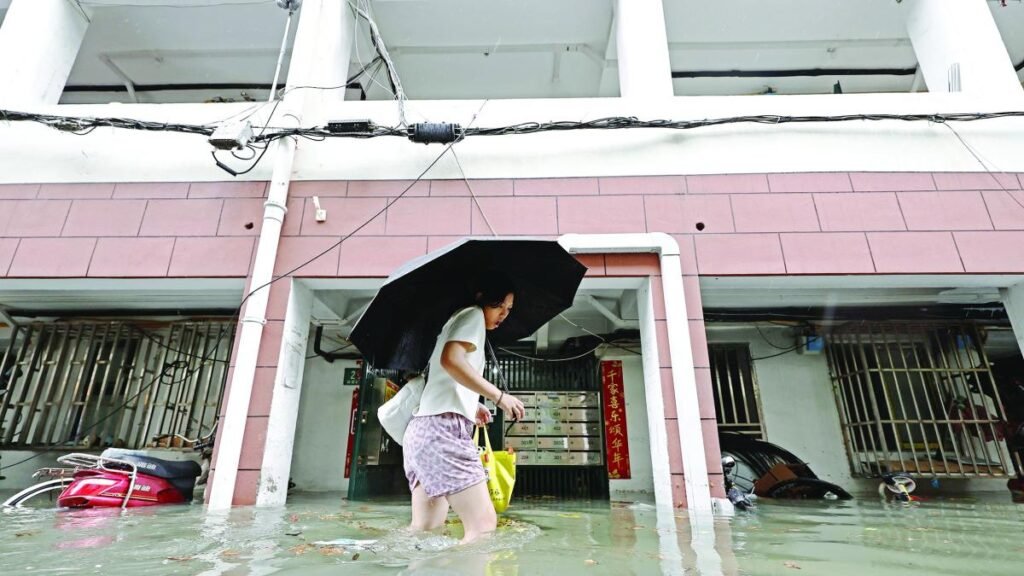 Causas de vuelos cancelados y casas sin electricidad debido al tifón Dolphin en China