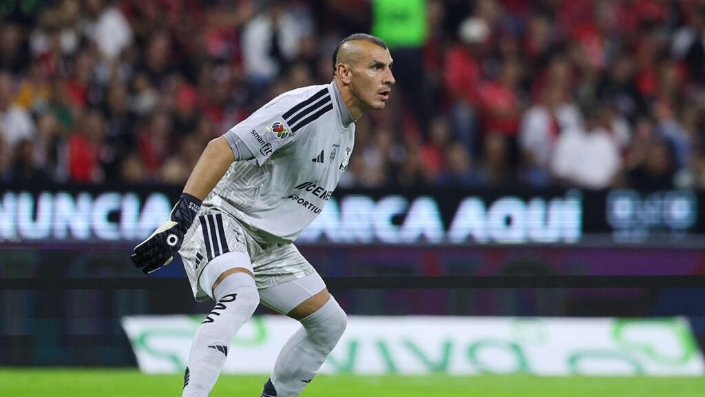 Nahuel Guzmán desafió y terminó recibiendo un gol en su contra