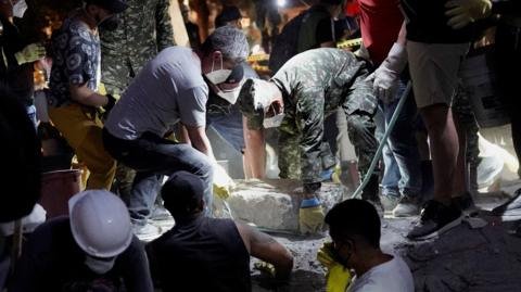 Rescate en marcha tras el terremoto de 7,4 grados que ha cobrado 132 vidas y dejado más de 500 heridos en Colombia