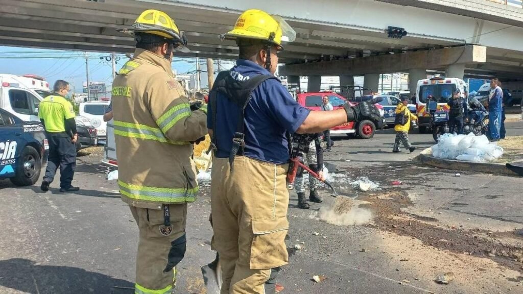 Un tráiler fuera de control impacta 8 coches en Aguascalientes