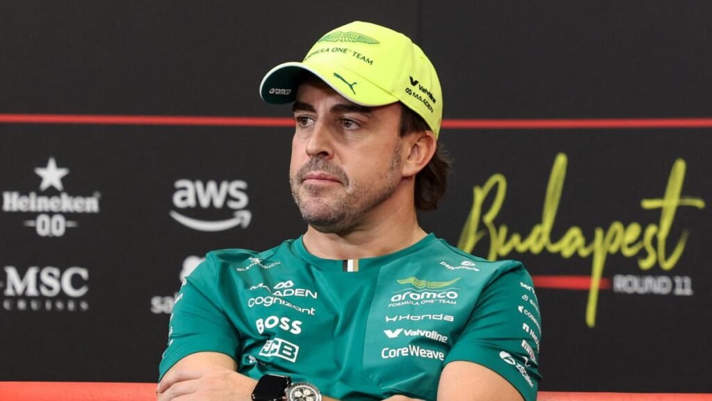 Fernando Alonso pospone su retirada y firma nuevo contrato con Aston Martin hasta 2027.