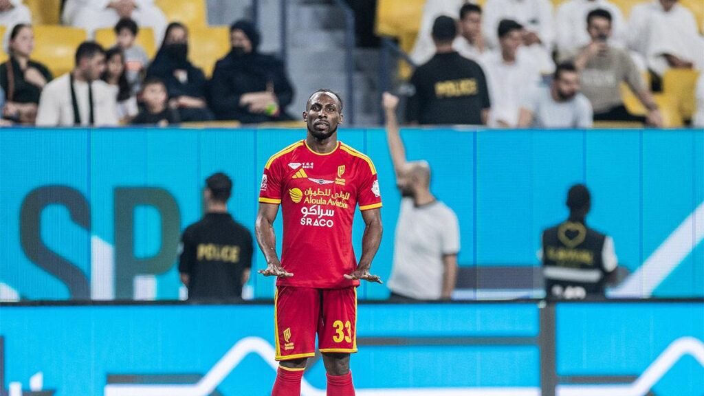 Julián Quiñones anota con un potente cabezazo y rompe su sequía de goles