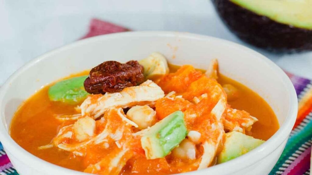 La historia del caldo tlalpeño: el remedio tradicional para la resaca