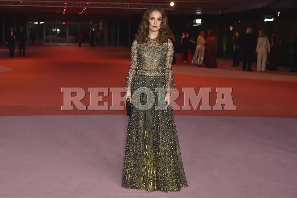 Natalie Portman disfruta de un encantador paseo por París con su recién nacido