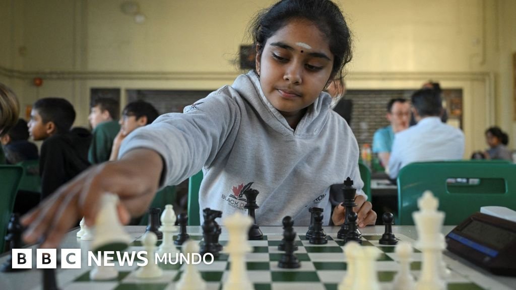 Una brillante niña británica de 11 años se alza como la maestra más joven en la historia del ajedrez.